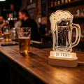 Gepersonaliseerde XL LED lamp in de vorm van een bierpul met houten voet en verlichte eigen tekst