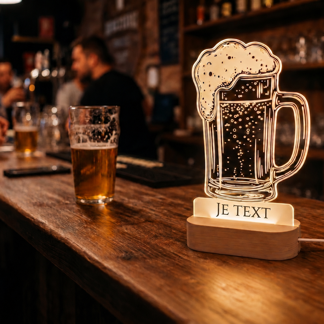 Gepersonaliseerde XL LED lamp in de vorm van een bierpul met houten voet en verlichte eigen tekst